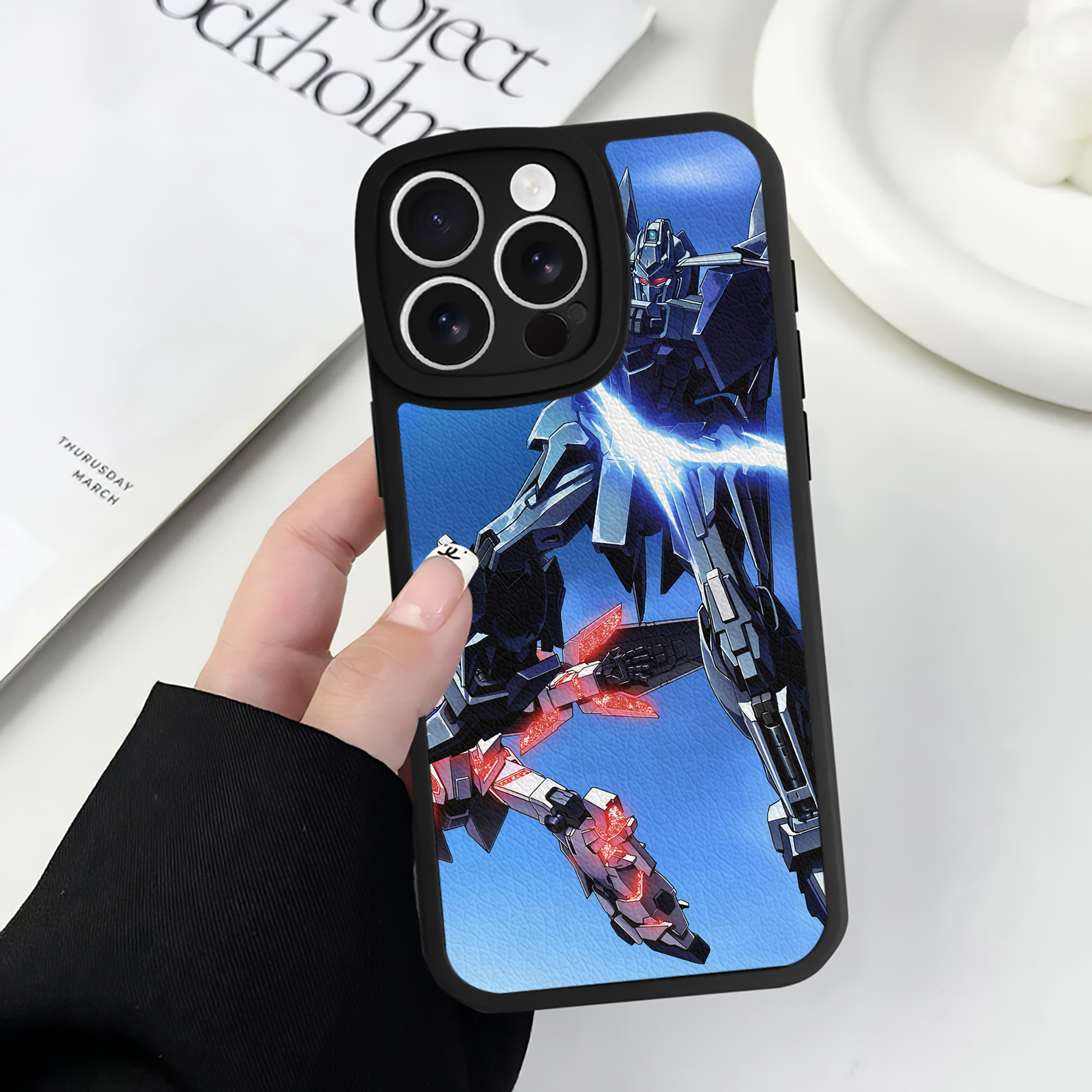 （画像用） 機動戦士ガンダム Mobile Suit Gundam 【iPhone 16シリーズ対応】シリコンスマホケース（レザー調） 材質：シリコン